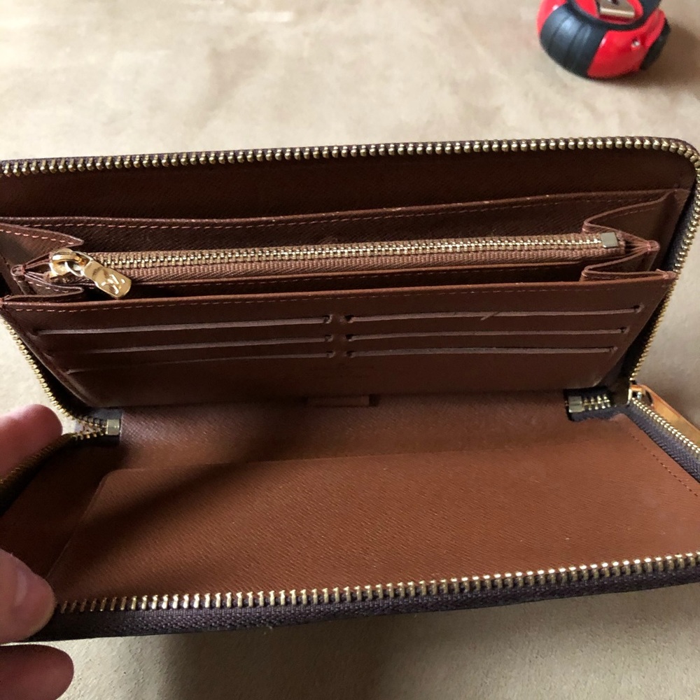 Louis Vuitton Zippy Wallet- Gently Used